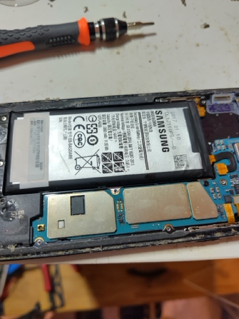 Image of the tiny serial pads on the a5y17lte